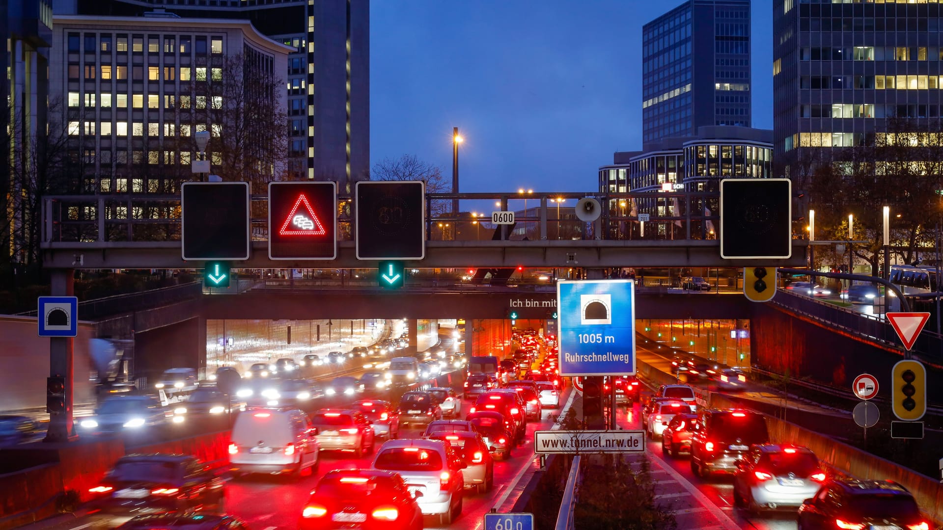 Feierabendverkehr im Essener Stadtzentrum (Archivfoto): Der Ruhrschnellwegtunnel wird in der kommenden Woche nachts mehrfach gesperrt.