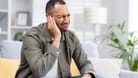 Mann mit Ohrenschmerzen: Eine bösartige Gehörgangsentzündung kann aus einer gewöhnlichen Gehörgangsentzündung hervorgehen, wenn das Immunsystem geschwächt ist.