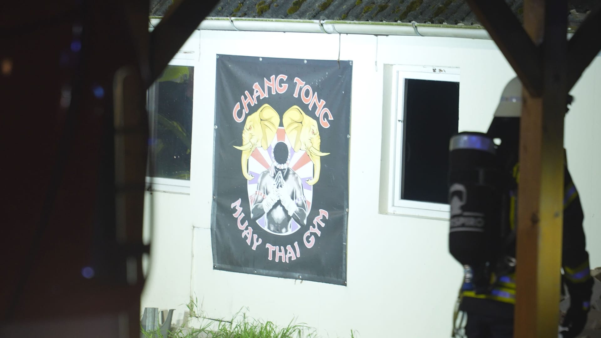 Chang-Tong-Gym-Logo an der Fassade des vom Feuer betroffenen Hauses in Prinzhöfte im Landkreis Oldenburg: Hier soll der Betreiber unter anderem Neonazis und Hooligans trainiert haben.