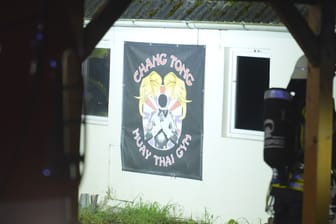 Chang-Tong-Gym-Logo an der Fassade des vom Feuer betroffenen Hauses in Prinzhöfte im Landkreis Oldenburg: Hier soll der Betreiber unter anderem Neonazis und Hooligans trainiert haben.