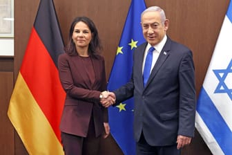 Jerusalem: Israels Premierminister Benjamin Netanjahu begrüßt die deutsche Außenministerin Annalena Baerbock.
