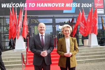 Bundeskanzler Olaf Scholz und Ursula von der Leyen, Präsidentin der Europäischen Kommission, bei der Eröffnungsfeier der Hannover Messe: Am Montag startet die Ausstellung.
