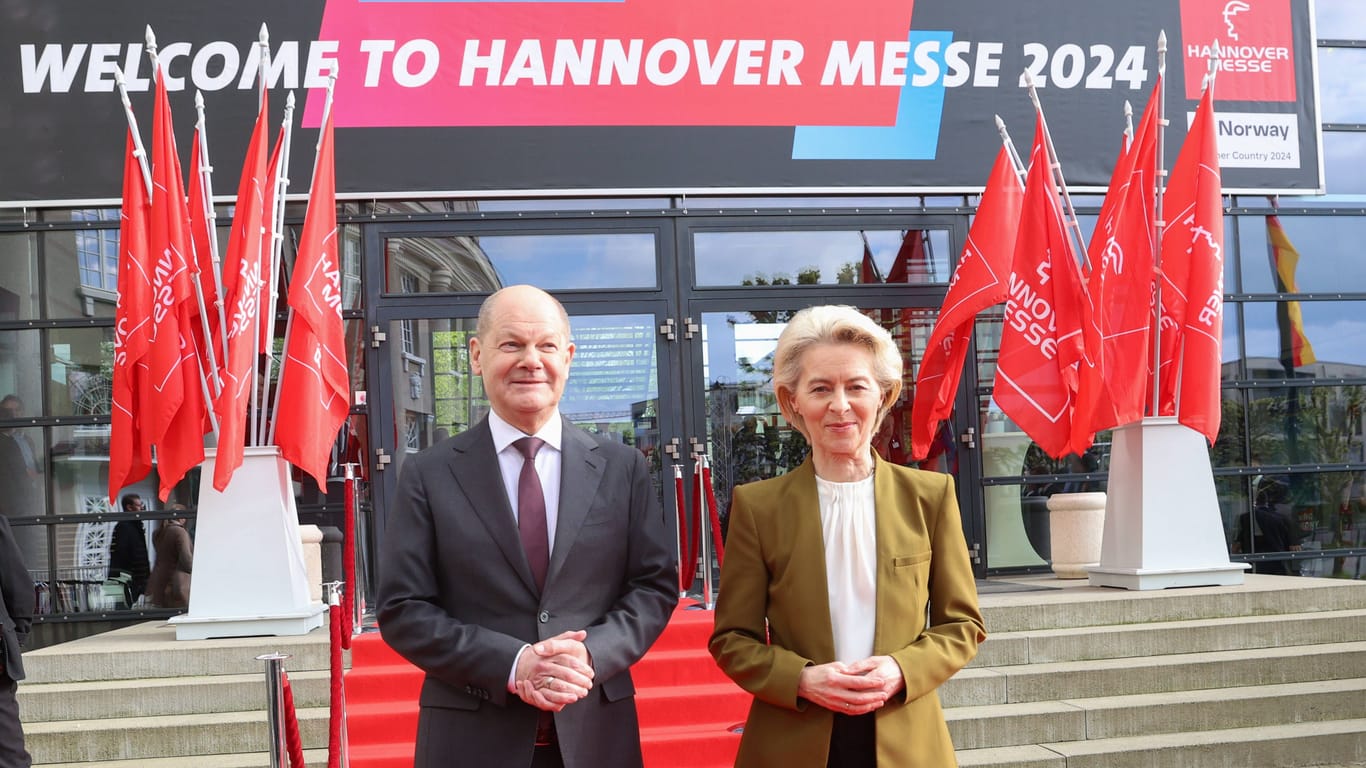 Bundeskanzler Olaf Scholz und Ursula von der Leyen, Präsidentin der Europäischen Kommission, bei der Eröffnungsfeier der Hannover Messe: Am Montag startet die Ausstellung.
