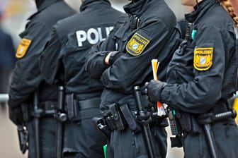 Bayerische Polizisten bei der Sicherheitskonferenz in München (Archivbild): Ermittlungen wegen möglicher Extremisten in den Reihen der Sicherheitsbehörden gibt es seit Jahren immer wieder.