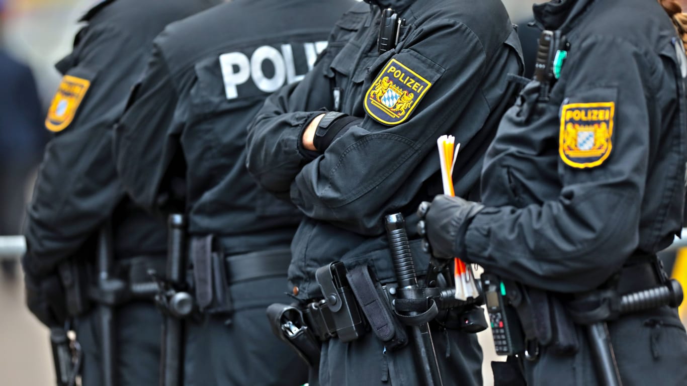 Bayerische Polizisten bei der Sicherheitskonferenz in München (Archivbild): Ermittlungen wegen möglicher Extremisten in den Reihen der Sicherheitsbehörden gibt es seit Jahren immer wieder.