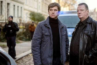 "Polizeiruf": Kommissar Michael Lehmann (Peter Schneider) und Kommissar Henry Koitzsch (Peter Kurth) ermittelten 2021 zum ersten Mal zusammen.