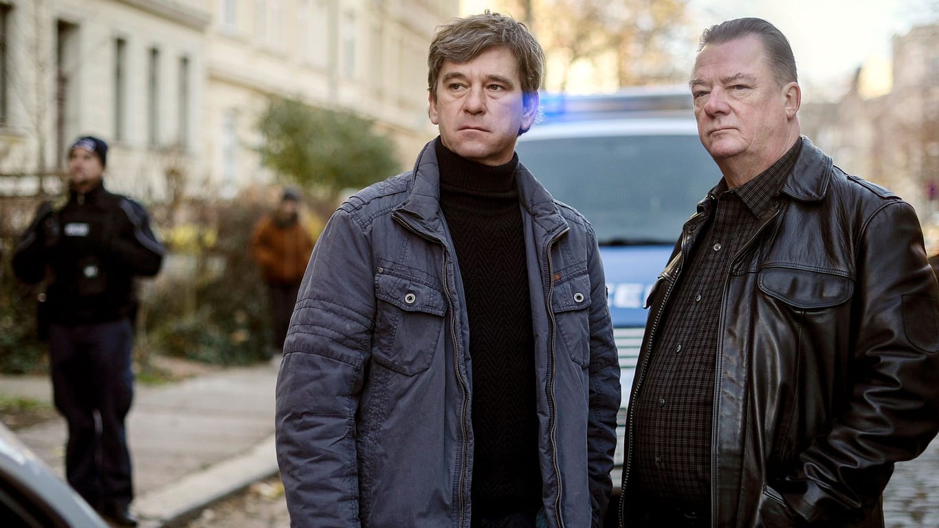 "Polizeiruf": Kommissar Michael Lehmann (Peter Schneider) und Kommissar Henry Koitzsch (Peter Kurth) ermittelten 2021 zum ersten Mal zusammen.