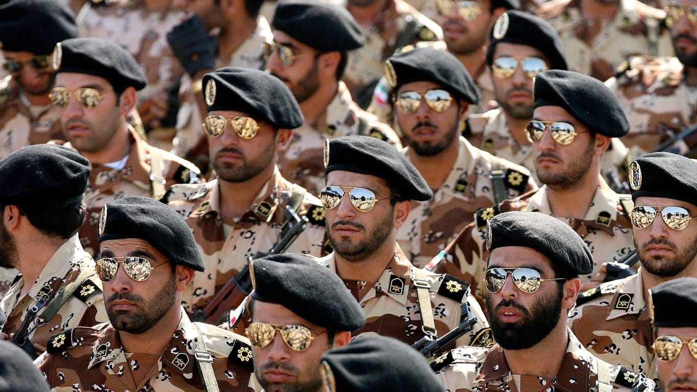 Iranische Soldaten bei einer Parade (Archivbild): Insgesamt wird die Größe der iranischen Armee auf 610.000 Soldaten geschätzt.