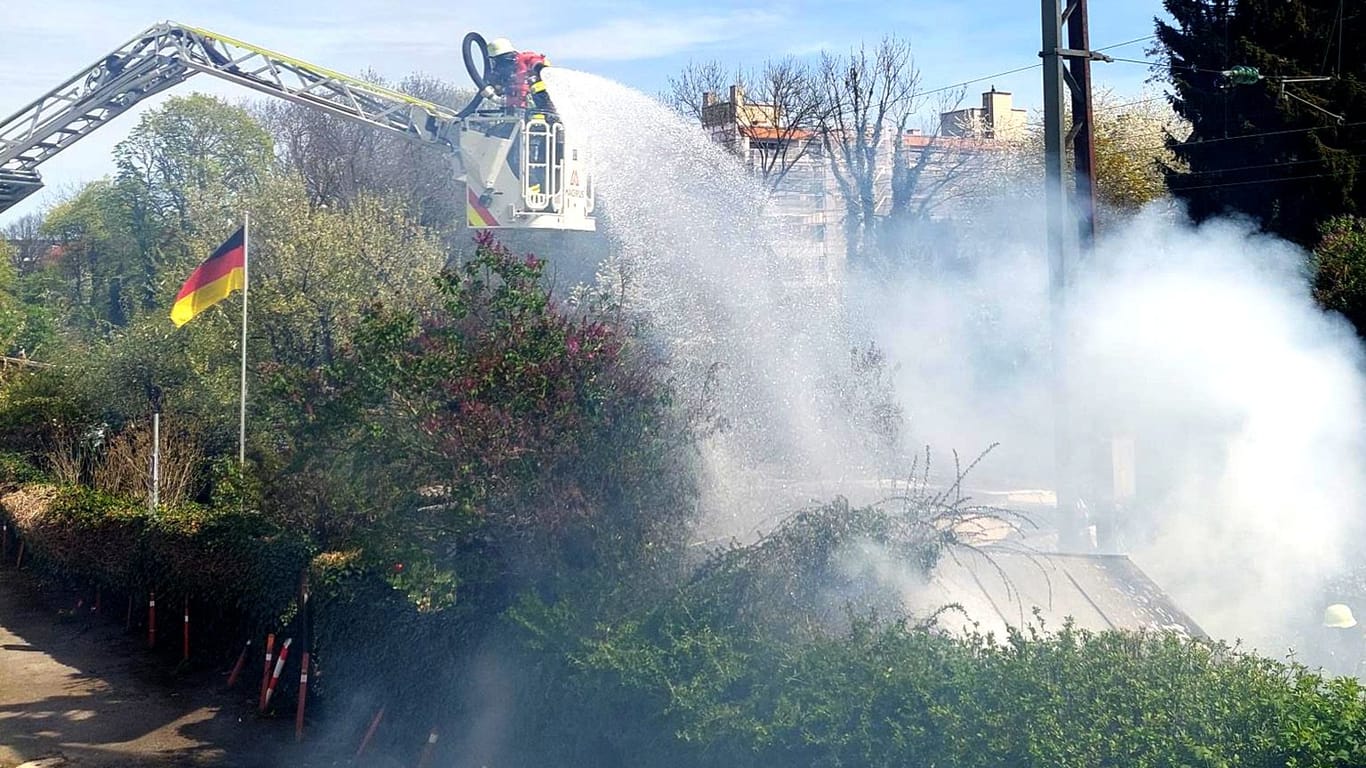 Starke Rauchbildung beim Brand einer Gartenhütte in München-Sendling: Feuerwehr im Einsatz