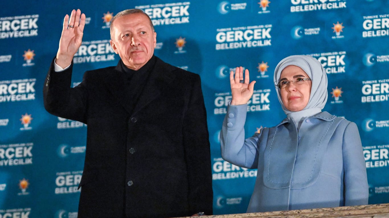 Erdoğan gesteht am Sonntag die Wahlniederlage seiner AKP in Ankara ein.