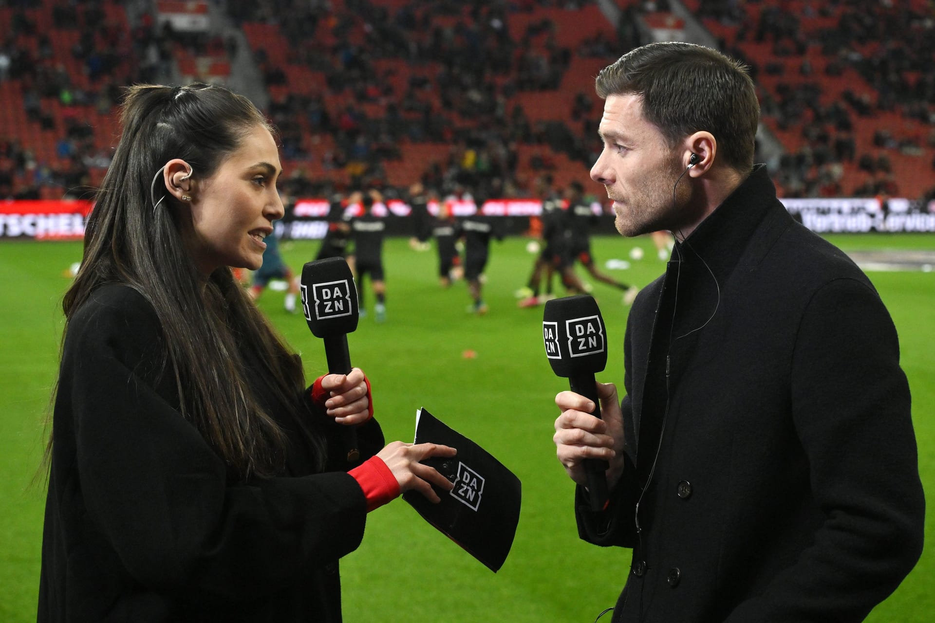 Ann-Sophie Kimmel (l.) und Xabi Alonso: DAZN ändert wegen Leverkusen das Programm am Sonntag.