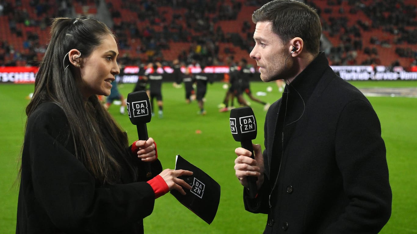 Ann-Sophie Kimmel (l.) und Xabi Alonso: DAZN ändert wegen Leverkusen das Programm am Sonntag.