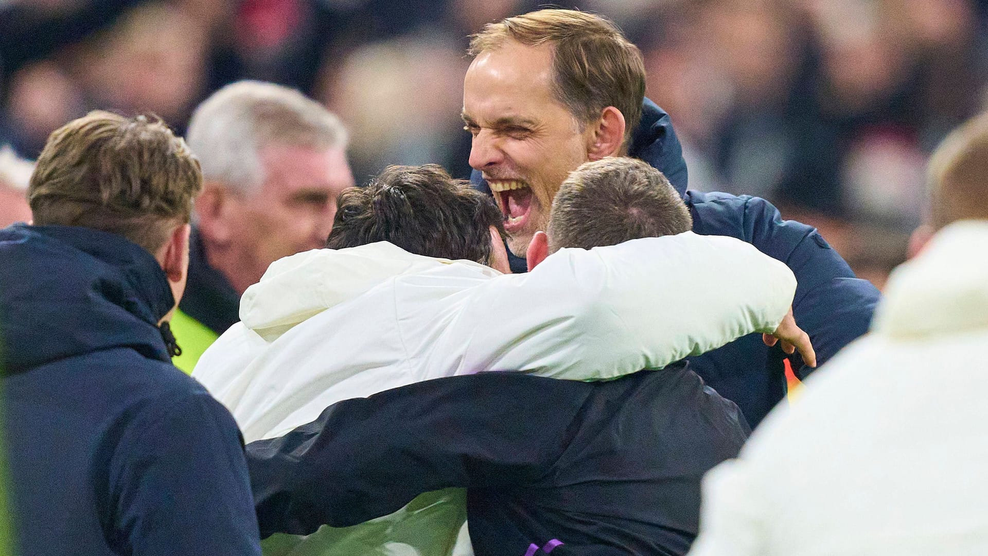 Der FC Bayern schlägt den FC Arsenal im Viertelfinal-Rückspiel der Champions League mit 1:0. Nach dem 2:2 vor einer Woche im Hinspiel in London, zieht der deutsche Rekordmeister damit ins Halbfinale der Königsklasse ein. Ein Bayern-Star verdient sich dabei die Bestnote, an einem anderen läuft das Spiel dagegen komplett vorbei. Die Einzelkritik.