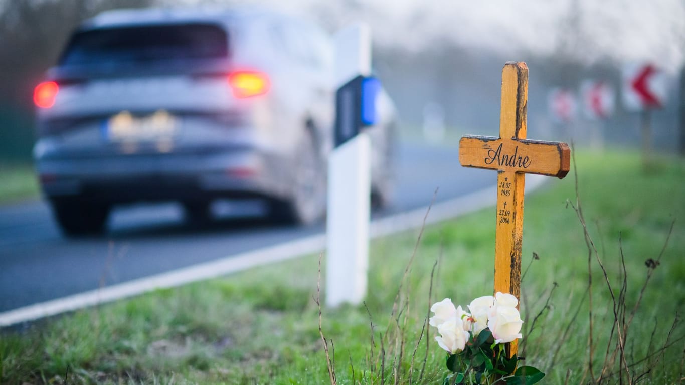 Ein Kreuz zum Gedenken an ein Opfer eines Verkehrsunfalls steht an einer Landstraße. (Symbolbild)