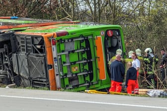 Flixbus-Unfall auf der A9: Ein Reisebus, der mit über 50 Insassen auf dem Weg nach Zürich war, kam von der Fahrbahn ab.