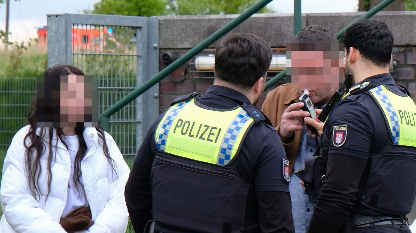 Mitglieder einer Geburtsfeier in Hamburg: Bei einem wurde ein hoher Promillewert festgestellt. Mitglieder einer Geburtsfeier in Hamburg: Bei einem wurde ein hoher Promillewert festgestellt.