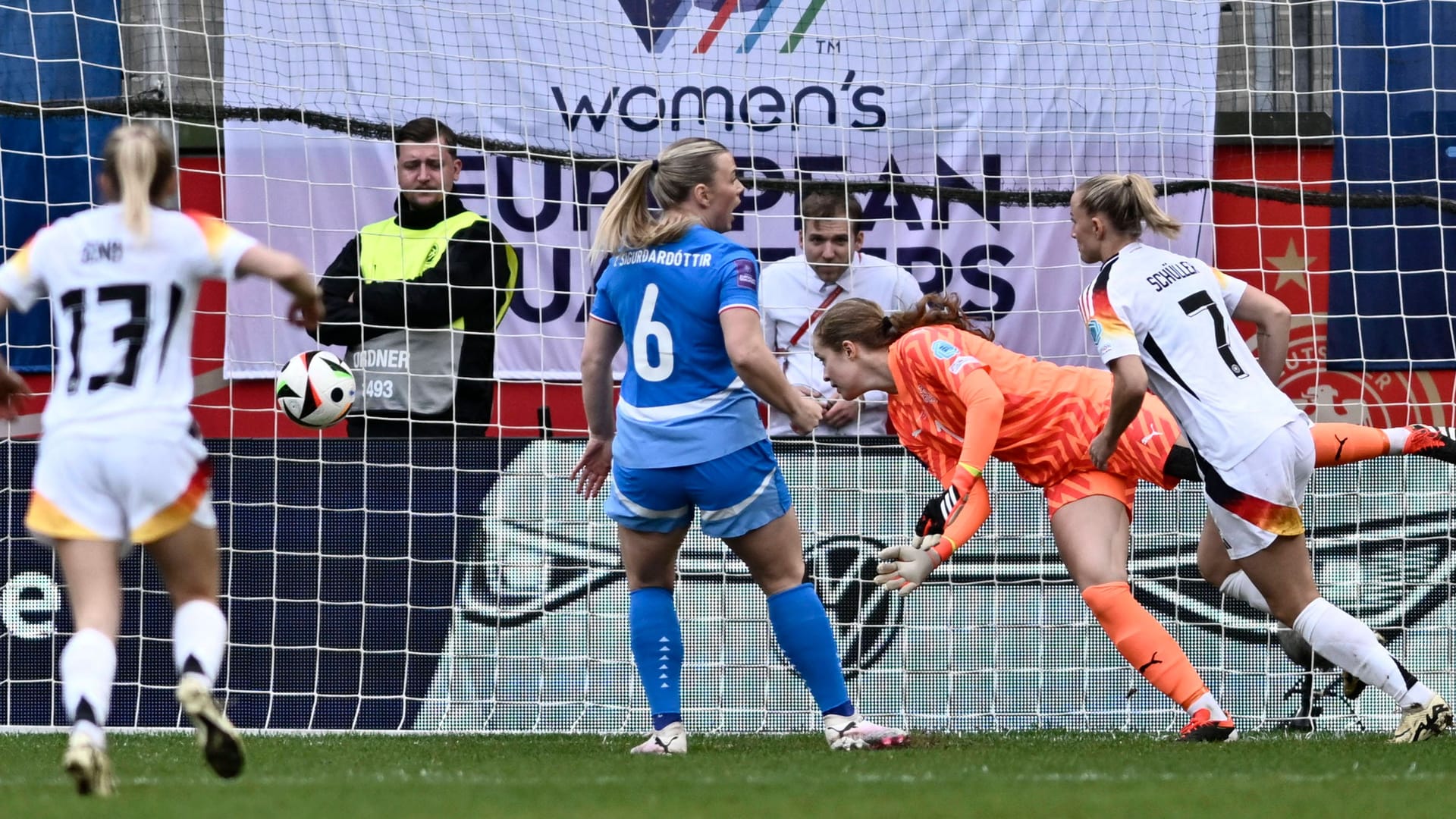 Das 1:0: Schüller trifft gegen Island.