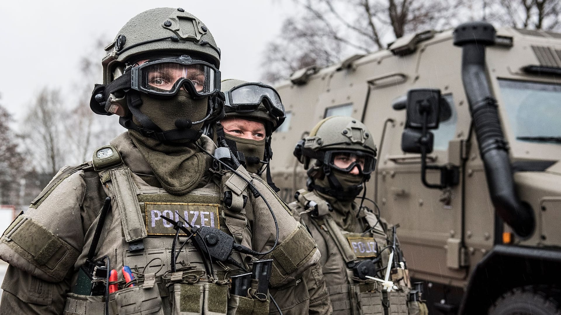 SEK-Beamte vor einem gepanzerten Einsatzfahrzeug (Symbolbild): Ein solches Fahrzeug soll bei einer Bedrohungslage in Baden-Württemberg zum Einsatz gekommen sein.