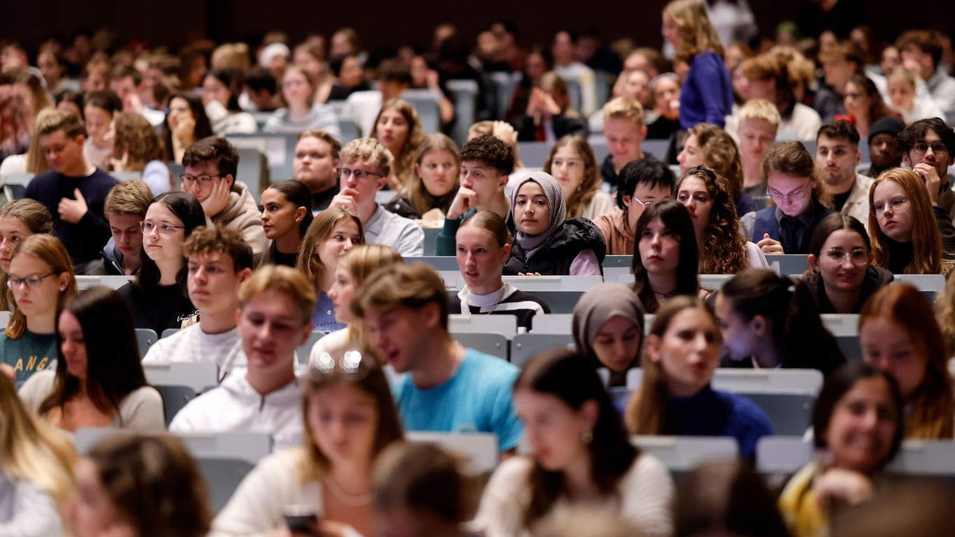 Studenten sitzen in einem Hörsaal (Symbolfoto): "Künstliche Intelligenz (KI) birgt ein enormes Potenzial für Wissenschaft und Gesellschaft", erklärte Uni-Präsident Hauke Heekeren.