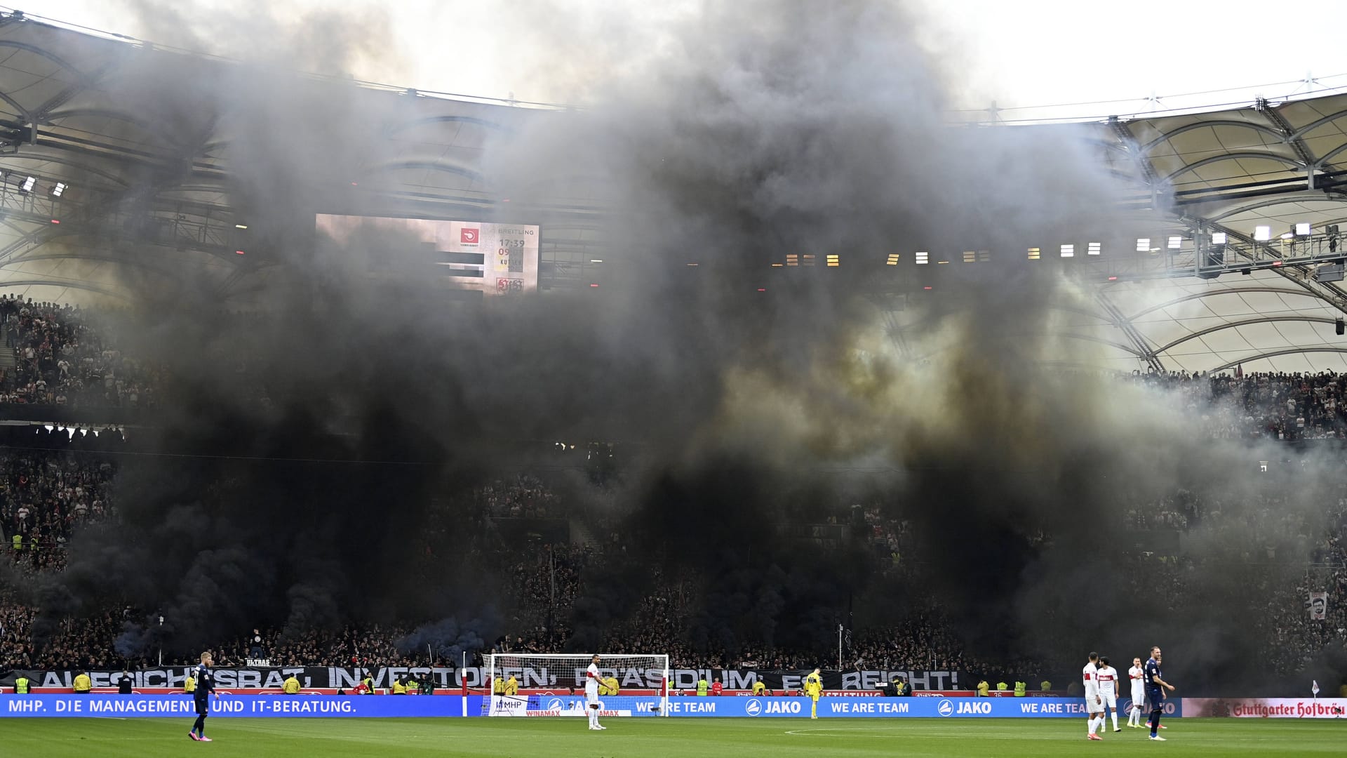 Die Stuttgarter Ultras aus der Canstatter Kurve hüllten ihre Tribüne im Heimspiel gegen Heidenheim in Schwarz.