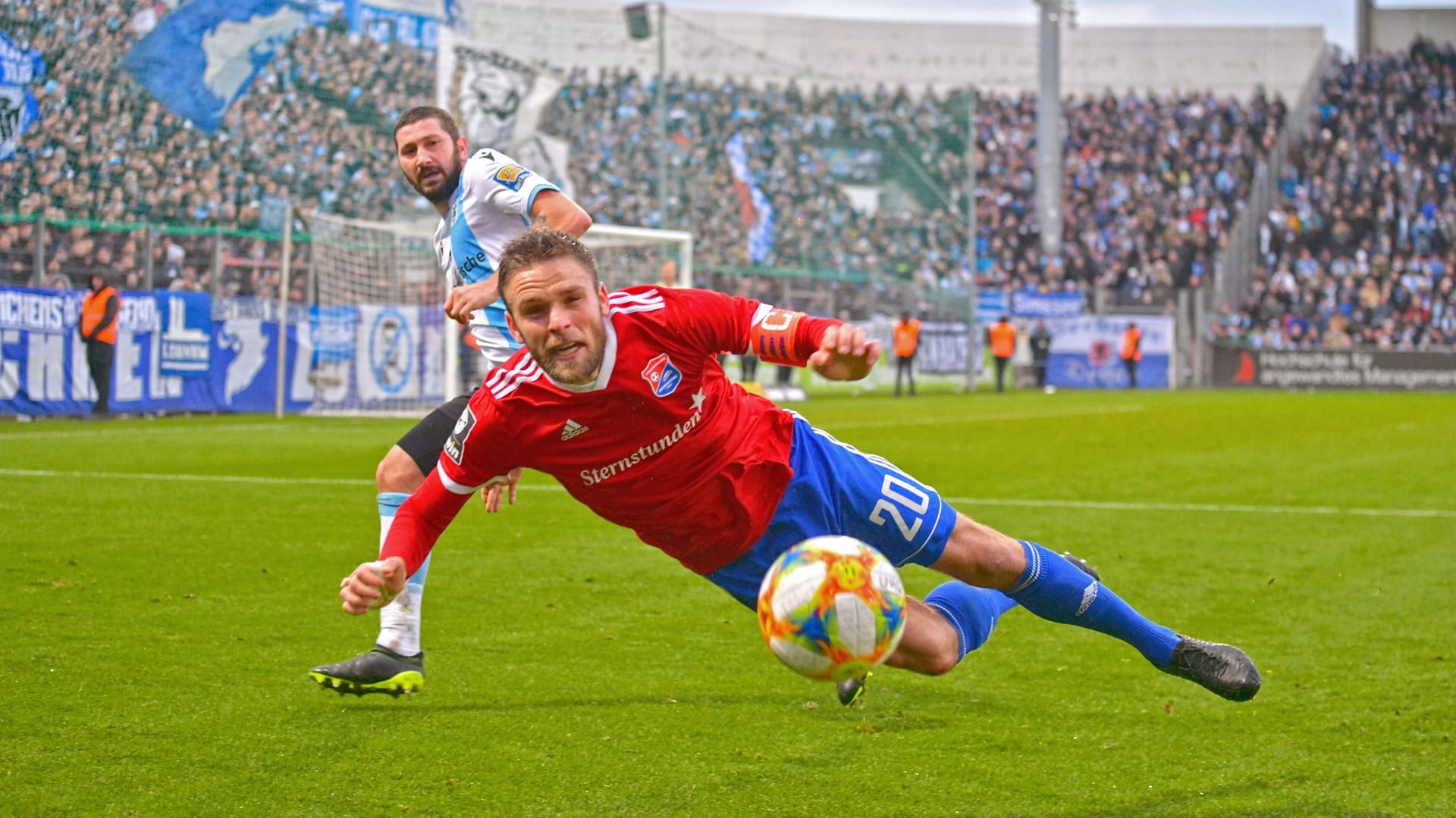 Sascha Mölders (l.) im Zweikampf mit Dominik Stahl (Archivbild): Die Derbys zwischen 1860 München und der SpVgg Unterhaching sind stets hart umkämpft.