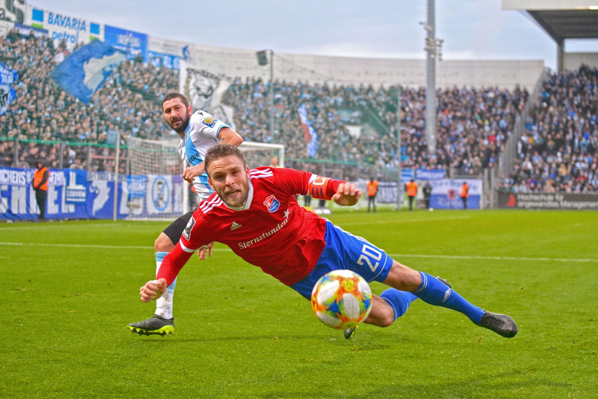 Sascha Mölders (l.) im Zweikampf mit Dominik Stahl (Archivbild): Die Derbys zwischen 1860 München und der SpVgg Unterhaching sind stets hart umkämpft.