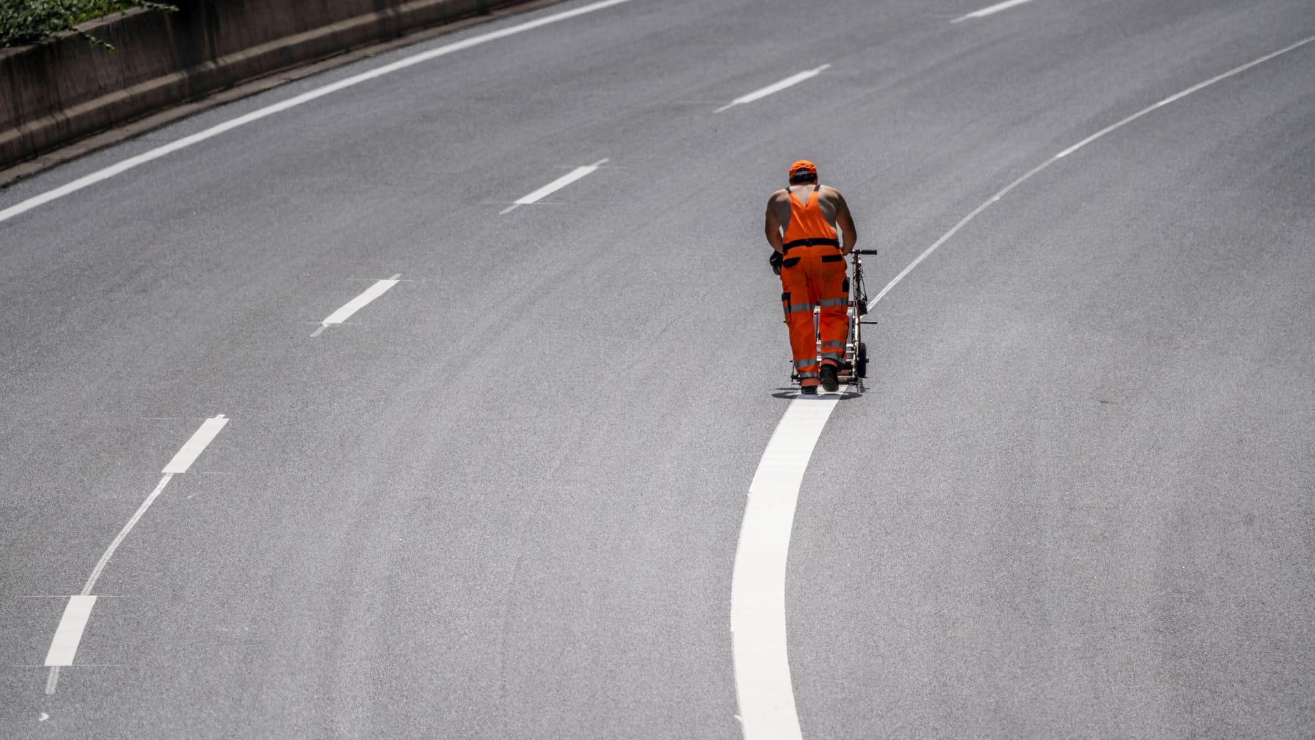 Markierungsarbeiten auf einer Autobahn (Archivbild): In Bremen wird die A270 zeitweise gesperrt.