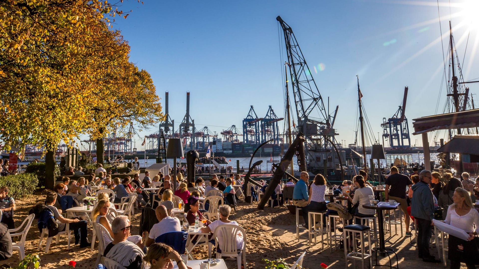 Ein Biergarten an der Elbe (Archivbild): In Hamburg laden zahlreiche Biergärten bei gutem Wetter zum Verweilen ein.