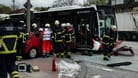 Wagen kollidiert in Hamburg mit Bus: Eine Autofahrerin wurde eingeklemmt.