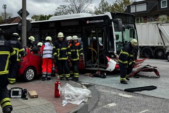 Wagen kollidiert in Hamburg mit Bus: Eine Autofahrerin wurde eingeklemmt.