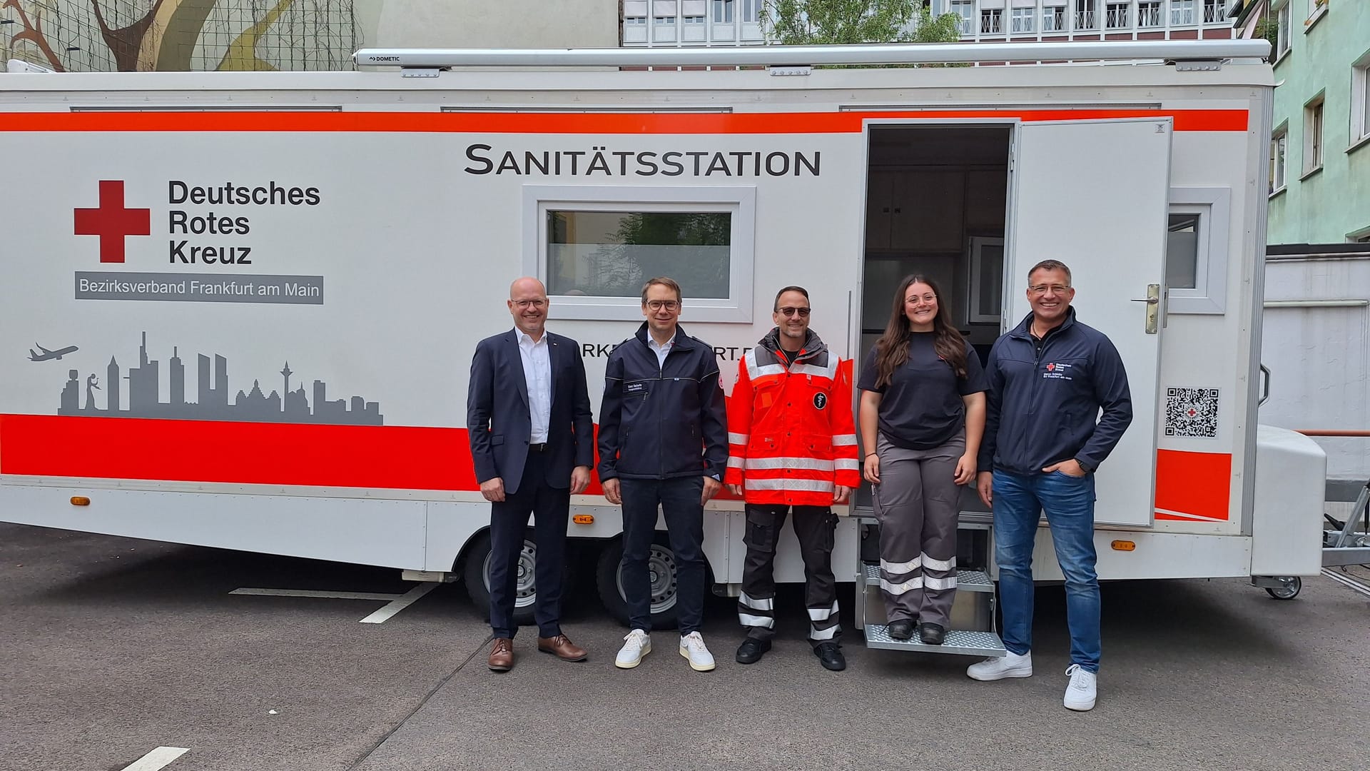 DRK Frankfurt bei der Pressekonferenz: Gruppenfoto vor der Sanitätsstation.