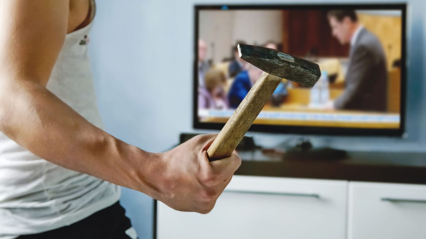 Mann mit Hammer vor dem Fernseher (Symbolbild): Die Zunahme der Gewalt gegen Amtsträger ist ein Alarmzeichen.