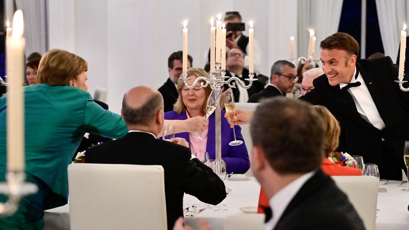 Staatsdinner im Schloss Bellevue: Merkel und Macron stoßen an.