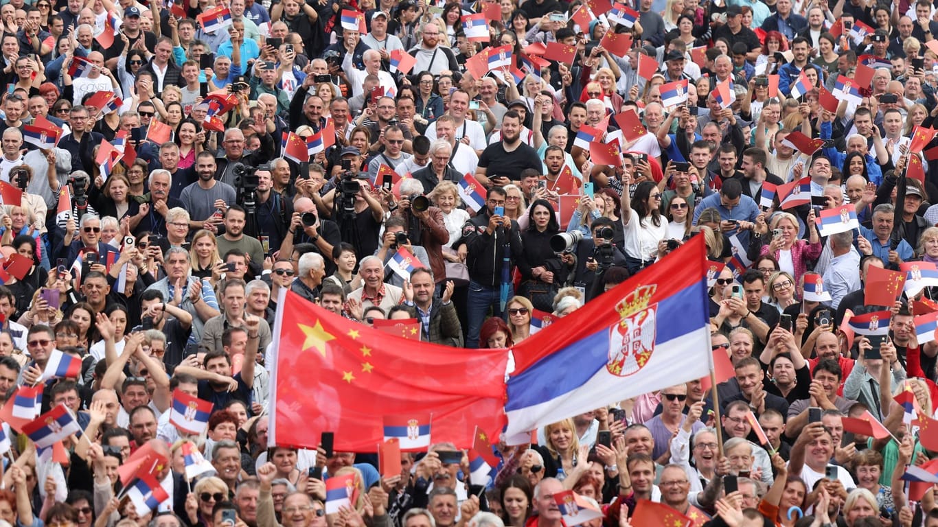 In Belgrad begrüßen zahlreiche Menschen den chinesischen Präsidenten Xi Jinping.