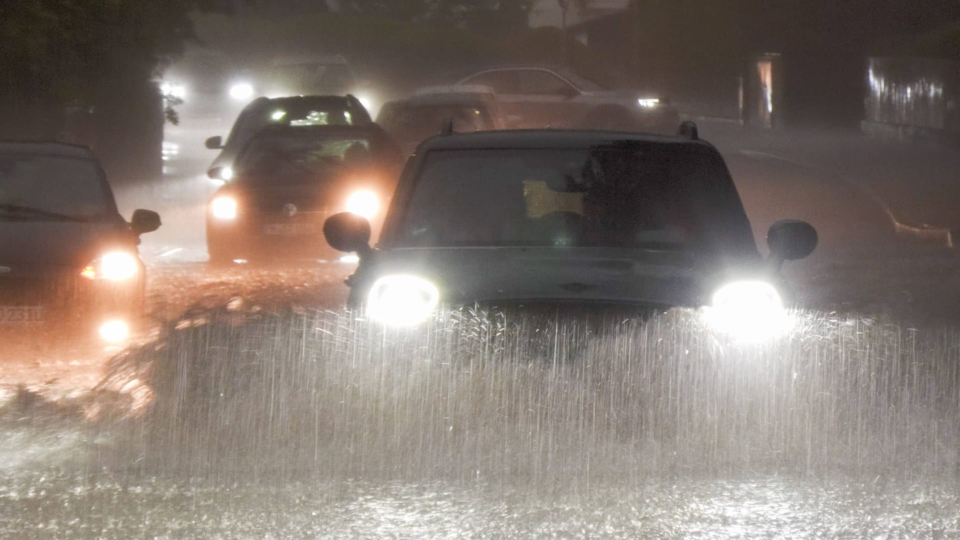 Schwere Unwetter mit Hagel ziehen seit den Abendstunden durch Südbayern.