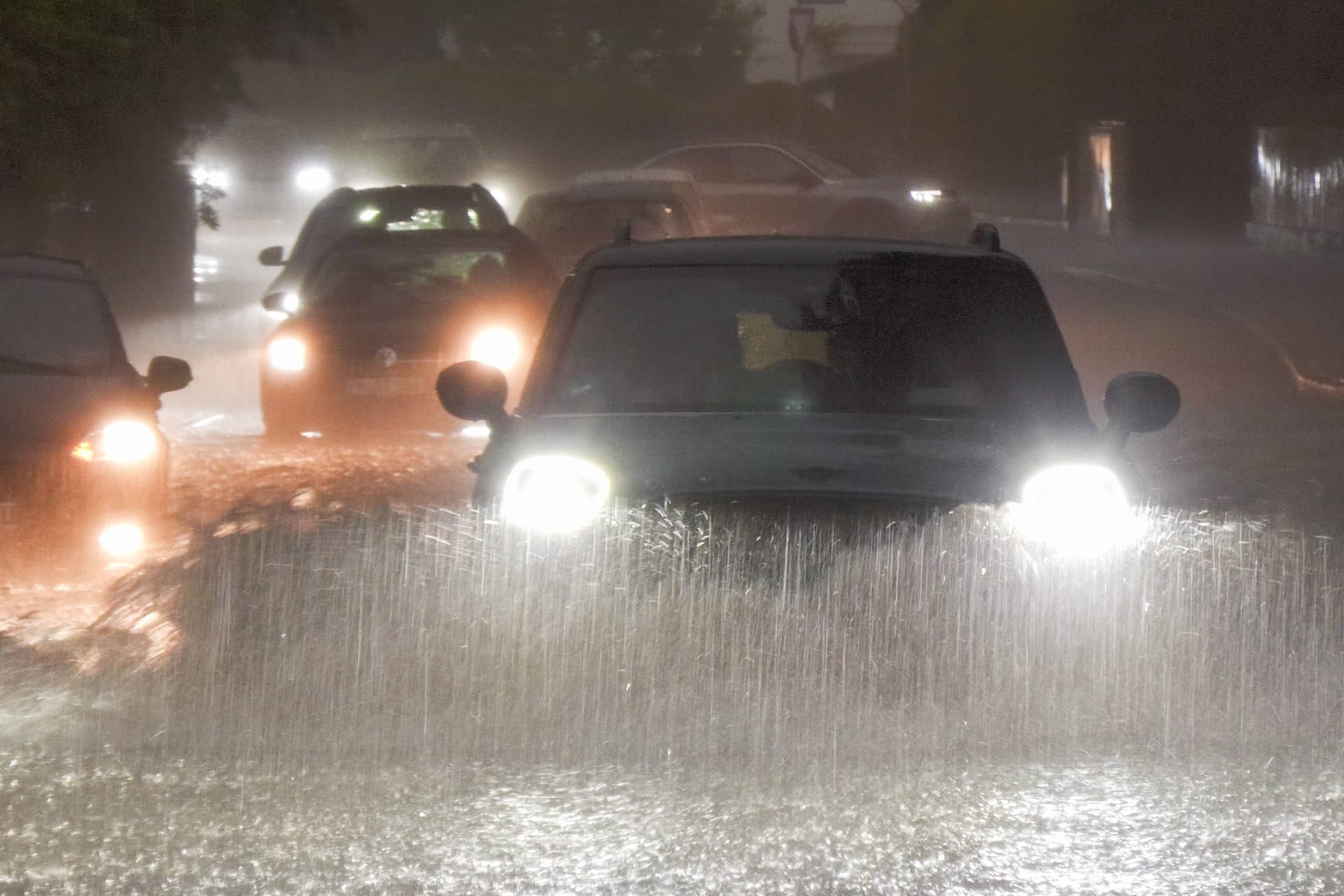 Schwere Unwetter mit Hagel ziehen seit den Abendstunden durch Südbayern.