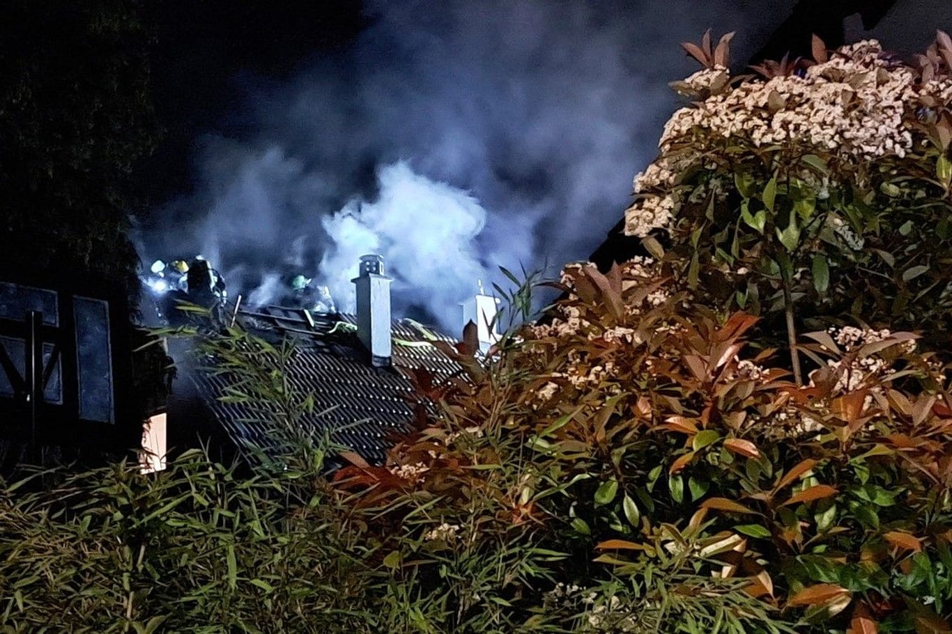 Rauch steigt aus dem brennenden Dachstuhl auf: Der Feuerwehr gelang es schließlich, das Feuer zu löschen.