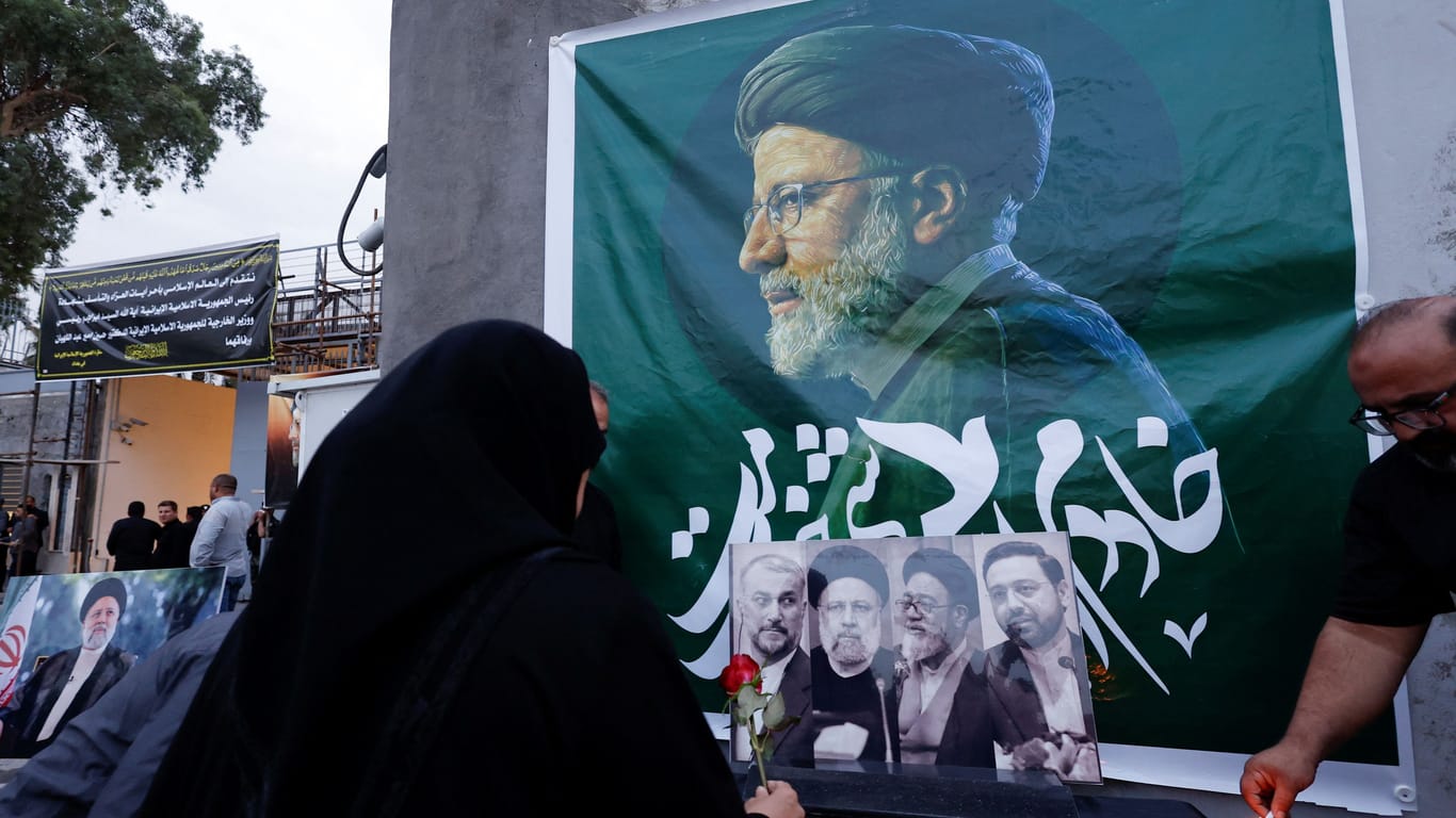 Trauerbekundungen von Iranern: Präsident Ebrahim Raisi ist bei einem Hubschrauberabsturz ums Leben gekommen.