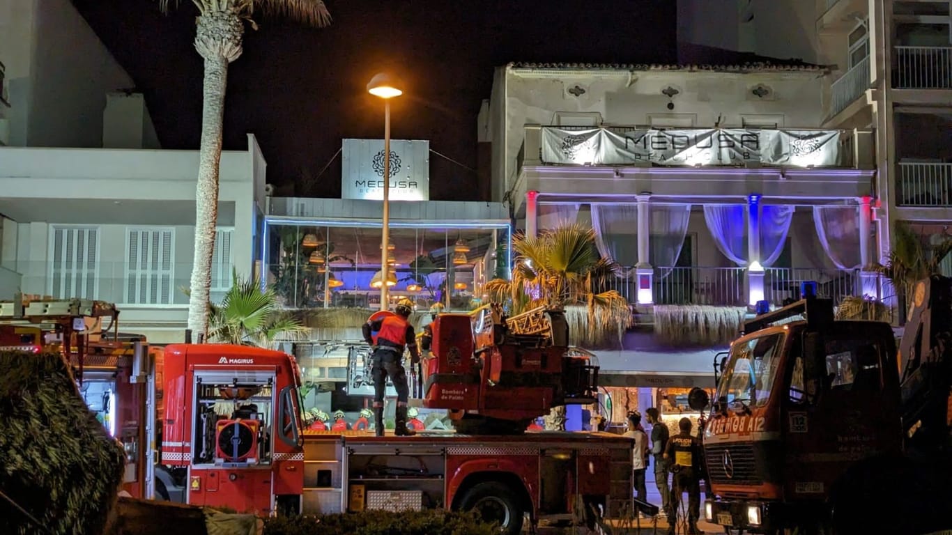 Rettungsdienste stehen vor dem Gebäude am Strand von Palma.