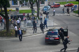 Attentat auf den slowakischen Premierminister Robert Fico: Ein Mann schoss in der Stadt Handlova auf den Politiker und verletzte ihn.