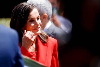 Königin Letizia: Die spanische Königin zieht in ihrem Outfit die Blicke auf sich.