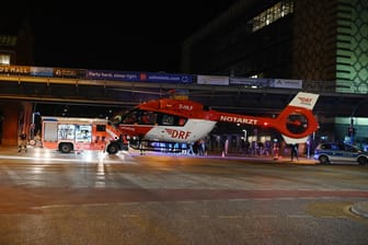 Spektakuläre Landung des neuen Rettungshubschraubers "Christoph 100" an der Warschauer Straße / Oberbaumstraße!