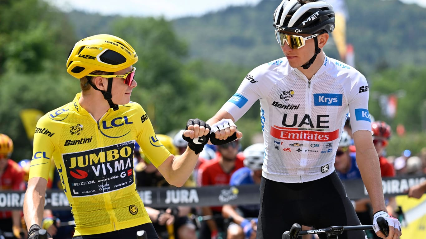 Tadej Pogačar und Jonas Vingegaard (l.) bei der Tour de France im vergangenen Jahr: Die Kontrahenten verstehen sich gut.