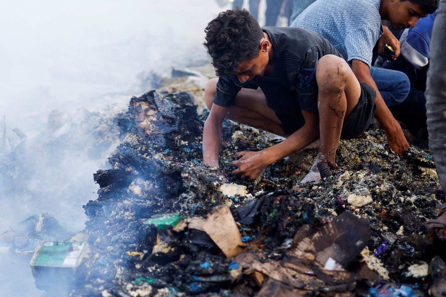 Ein Junge zwischen abgebrannten Zelten: In Rafah starben 45 Menschen bei einem Brand in einer Flüchtlingsunterkunft.