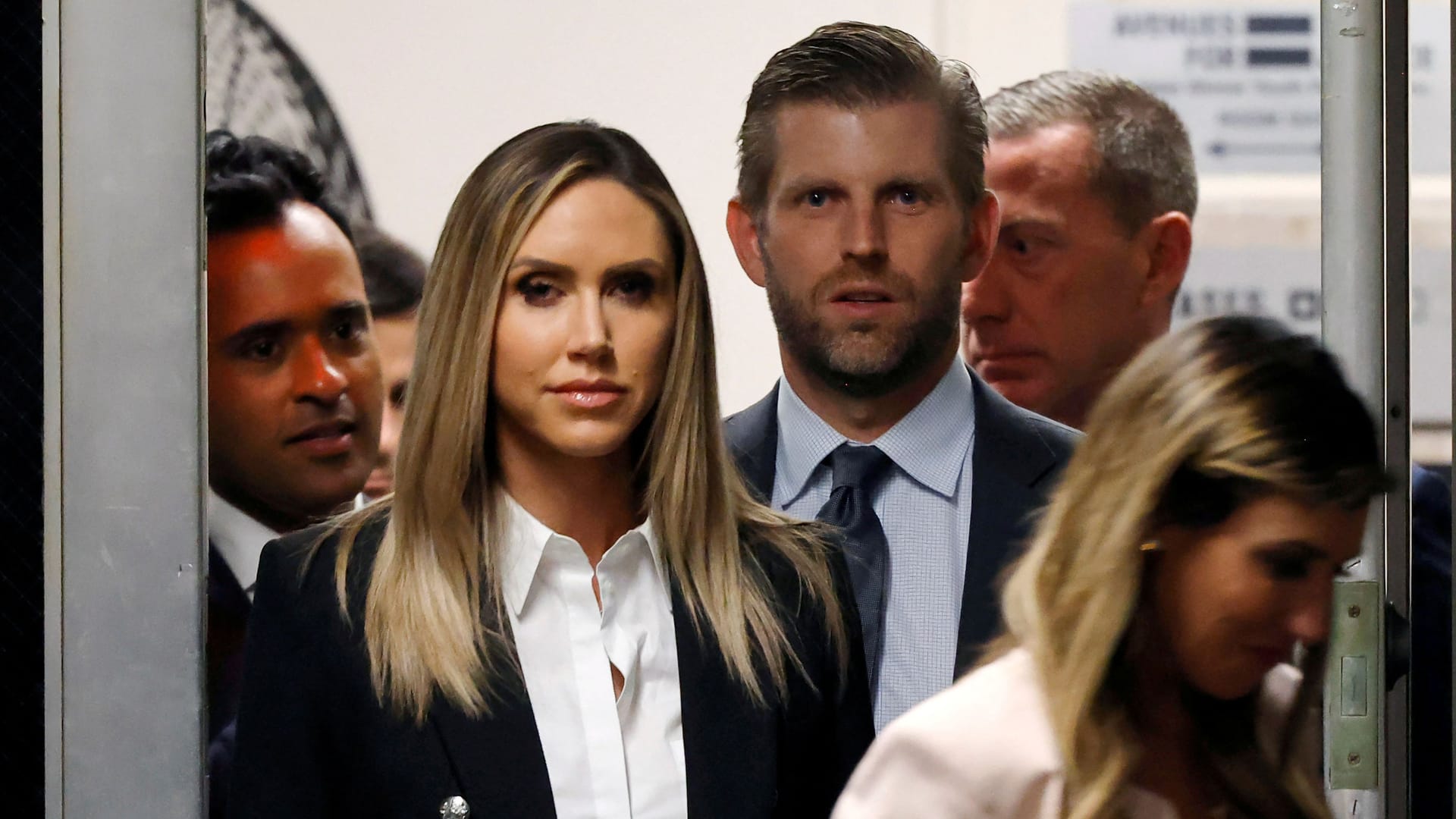 Schwiegertochter und neue Parteivorsitzende der Republikaner: Lara Trump neben ihrem Ehemann Eric im New Yorker Gericht.