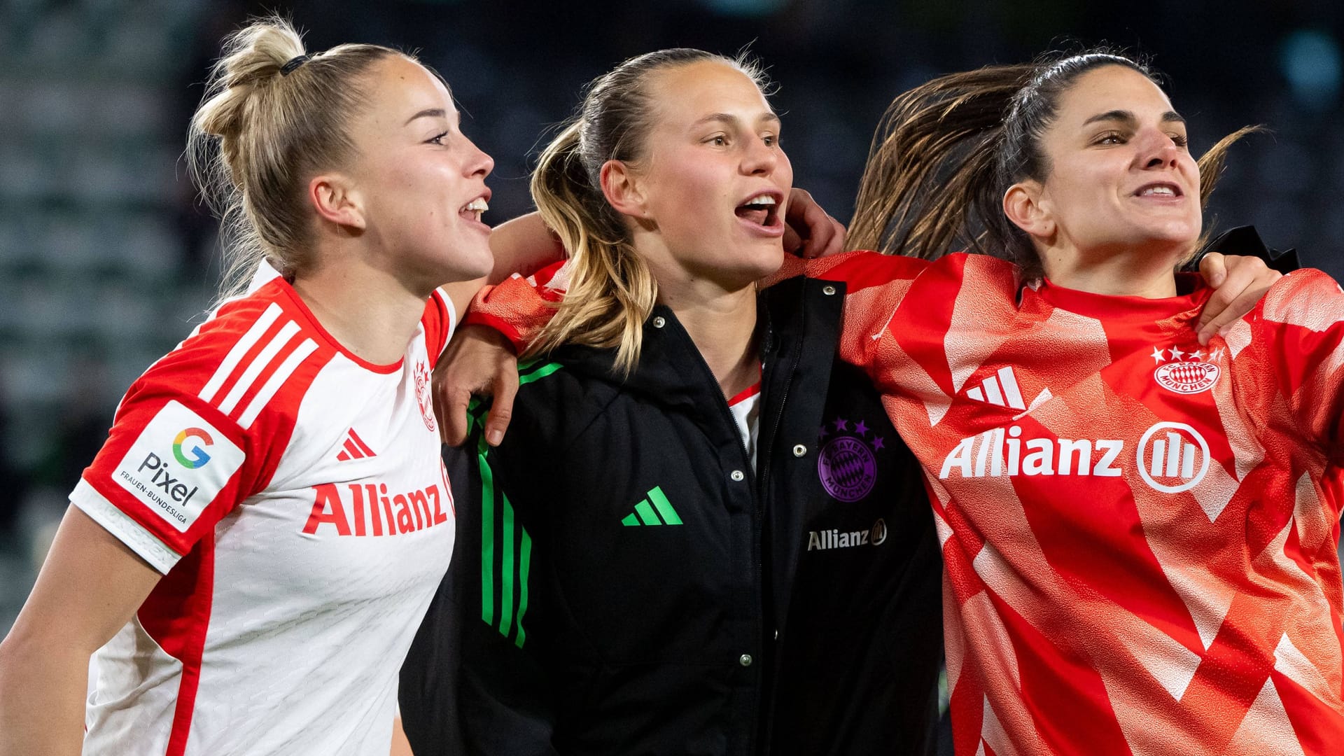 Giulia Gwinn (l.) feiert mit Klara Bühl und Jovana Damnjanovic: Der FC Bayern kämpft um das Double.