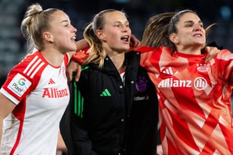 Giulia Gwinn (l.) feiert mit Klara Bühl und Jovana Damnjanovic: Der FC Bayern kämpft um das Double.