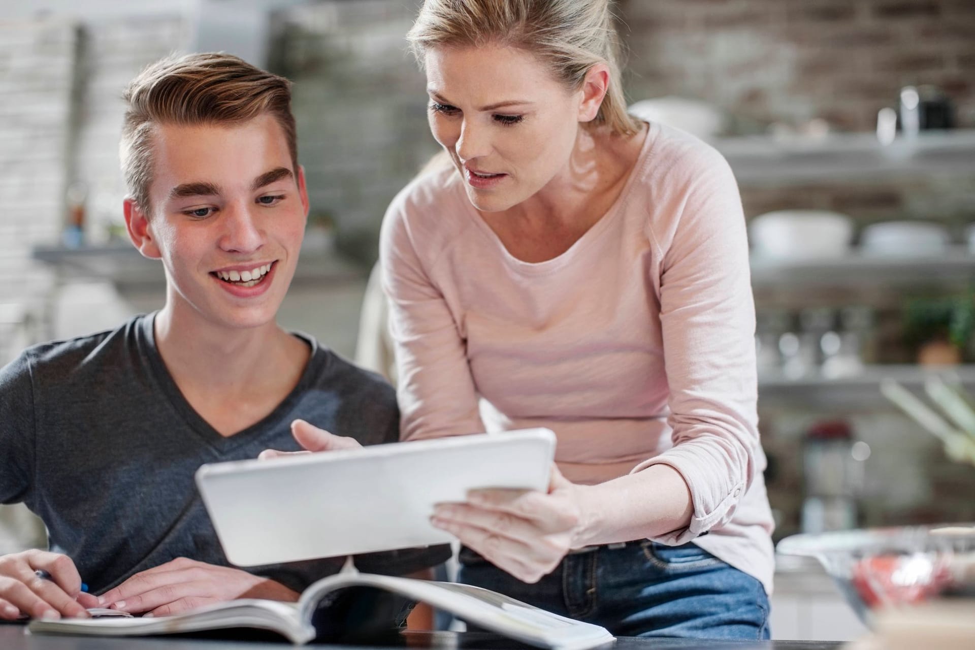 Mutter und Sohn mit Tablet