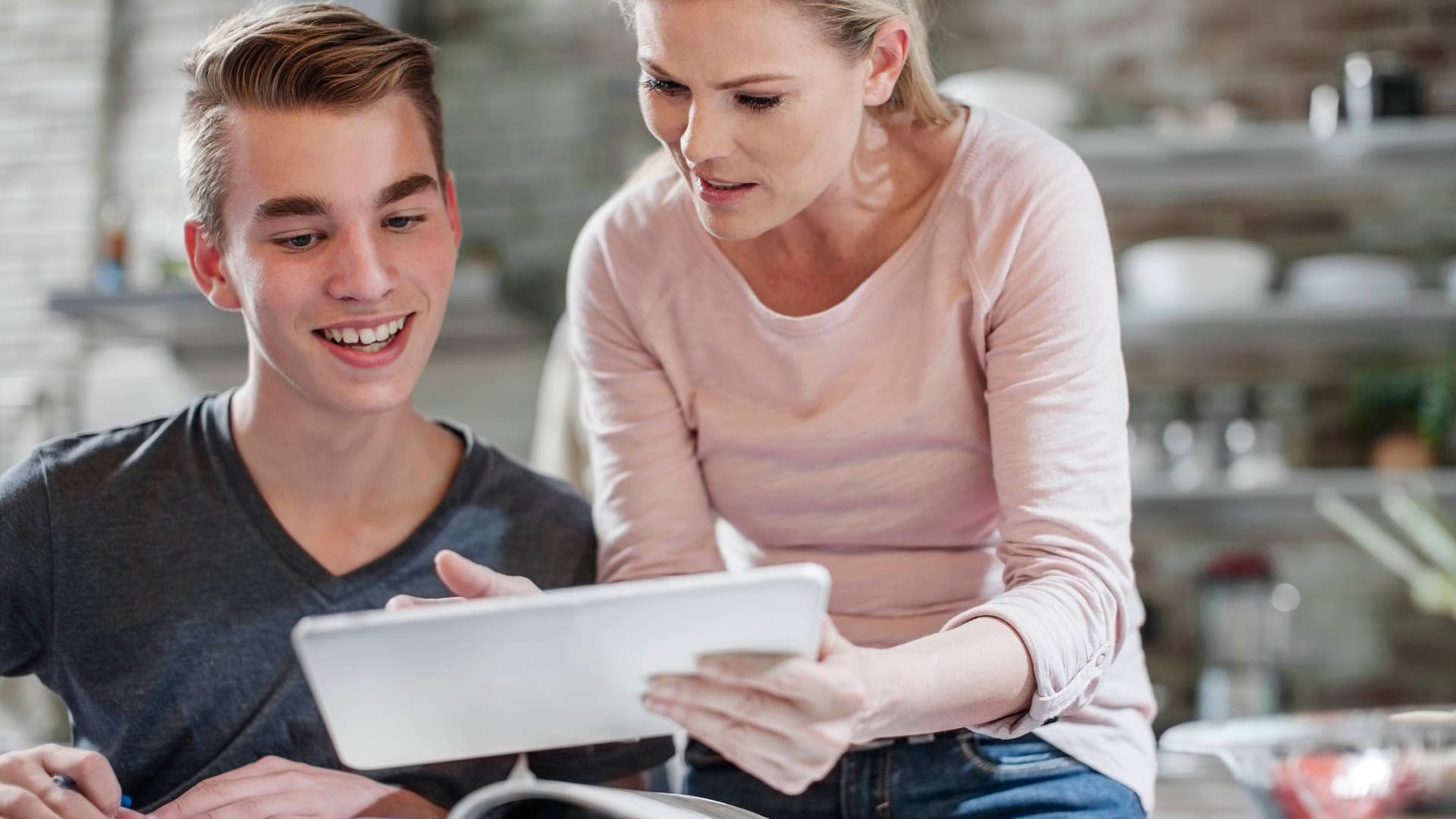 Mutter und Sohn mit Tablet