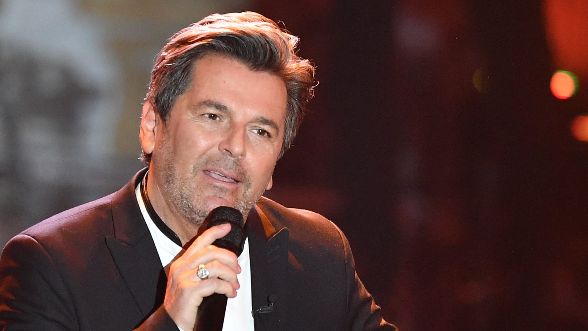 Thomas Anders singt auf einer Bühne.